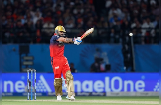 RCB vs GT Final LIVE Score: बेंगलुरु को तूफानी शुरुआत दिलाकर आउट हुए वेंकटेश अय्यर, 16 गेंदों में कूटे 32 रन