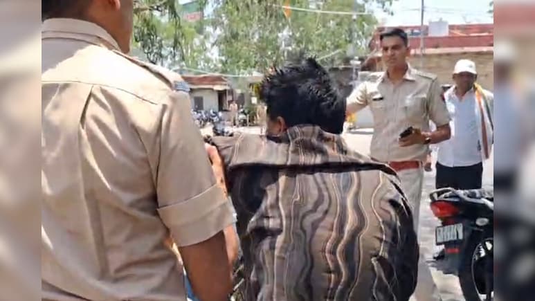 "पुश्तैनी जमीन हड़पना चाहते हैं रिश्तेदार", कलेक्ट्रेट में युवक ने खा लिया जहर, पुलिसकर्मी हॉस्पिटल लेकर भागे