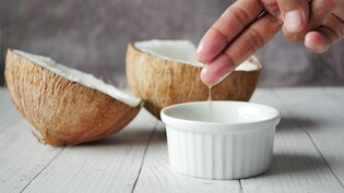 असली नारियल तेल और मिलावटी तेल में फर्क कैसे करें? घर बैठे जानें इन आसान तरीकों से