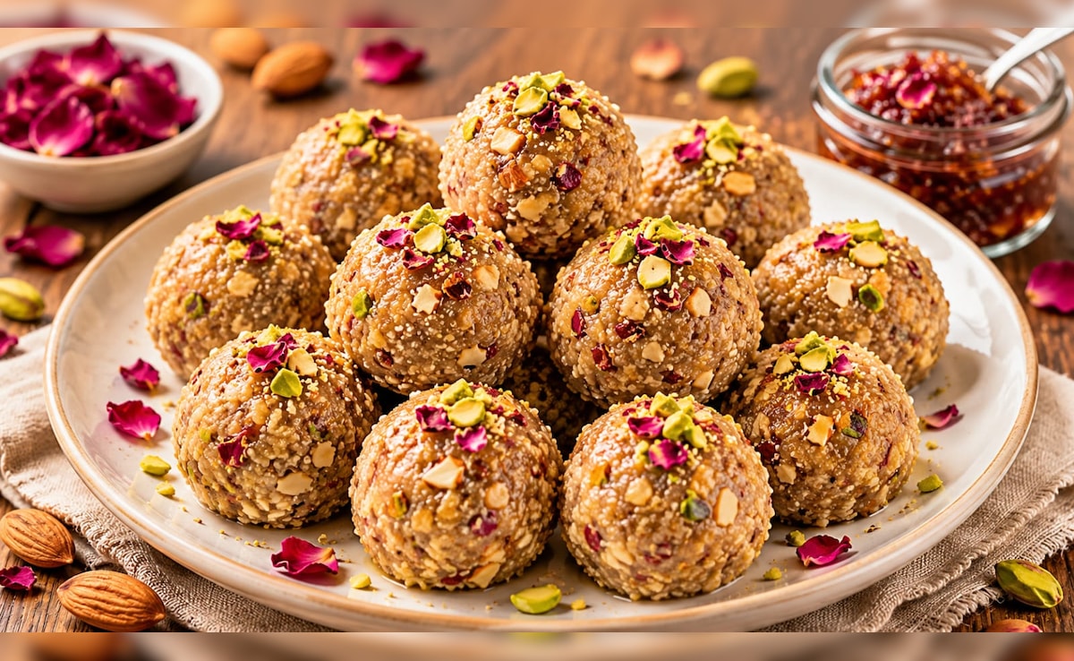 Gulkand Laddu Recipe: गर्मियों में ठंडक पहुंचाएंगे गुलकंद के लड्डू, मीठा खाने का भी मिलेगा मजा
