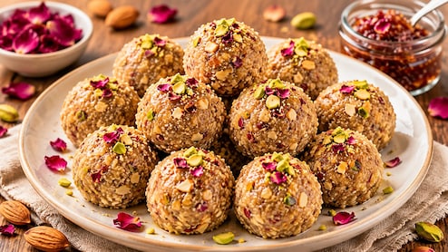 Gulkand Laddu Recipe: गर्मियों में ठंडक पहुंचाएंगे गुलकंद के लड्डू, मीठा खाने का भी मिलेगा मजा