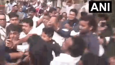 बंगाल के सोनारपुर में सांसद अभिषेक बनर्जी पर हमला, पत्थर फेंके, हेलमेट पहनकर भागना पड़ा