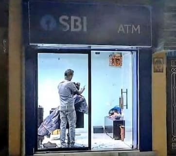 SBI ATM के अंदर अब कैश नहीं, हेयर कटिंग और शेविंग हो रही, कैश लेने पहुंचे लोग देखकर हो गए हैरान,  Video Viral