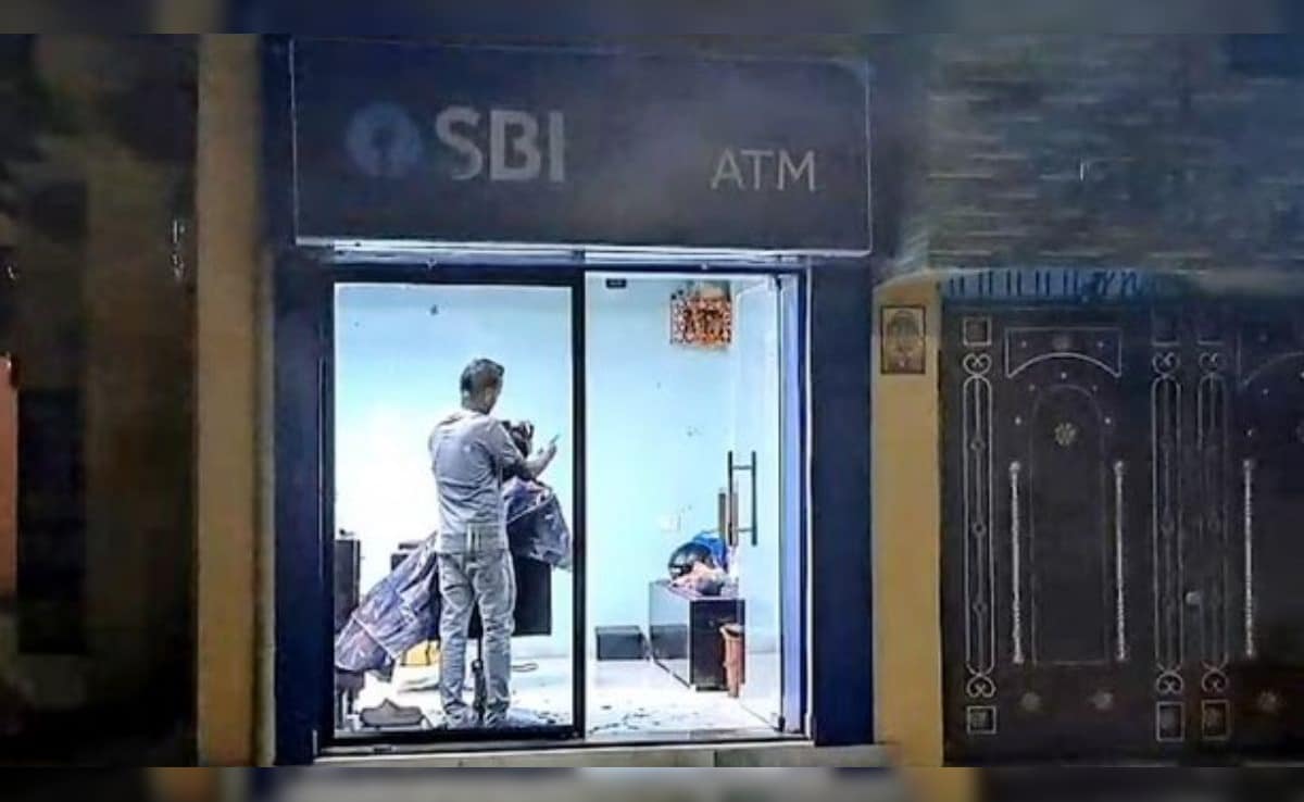 SBI ATM के अंदर अब कैश नहीं, हेयर कटिंग और शेविंग हो रही, कैश लेने पहुंचे लोग देखकर हो गए हैरान,  Video Viral