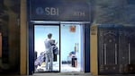 SBI ATM के अंदर अब कैश नहीं, हेयर कटिंग और शेविंग हो रही, कैश लेने पहुंचे लोग देखकर हो गए हैरान,  Video Viral