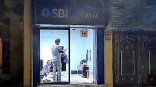 SBI ATM के अंदर अब कैश नहीं, हेयर कटिंग और शेविंग हो रही, कैश लेने पहुंचे लोग देखकर हो गए हैरान,  Video Viral