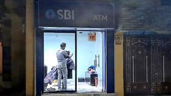 SBI ATM के अंदर अब कैश नहीं, हेयर कटिंग और शेविंग हो रही, कैश लेने पहुंचे लोग देखकर हो गए हैरान,  Video Viral