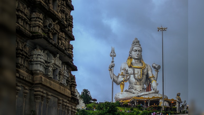 Guru Pradosh Vrat 2026: गुरु प्रदोष व्रत पर महादेव को प्रसन्न करने के लिए पढ़ी जाती है ये व्रत कथा