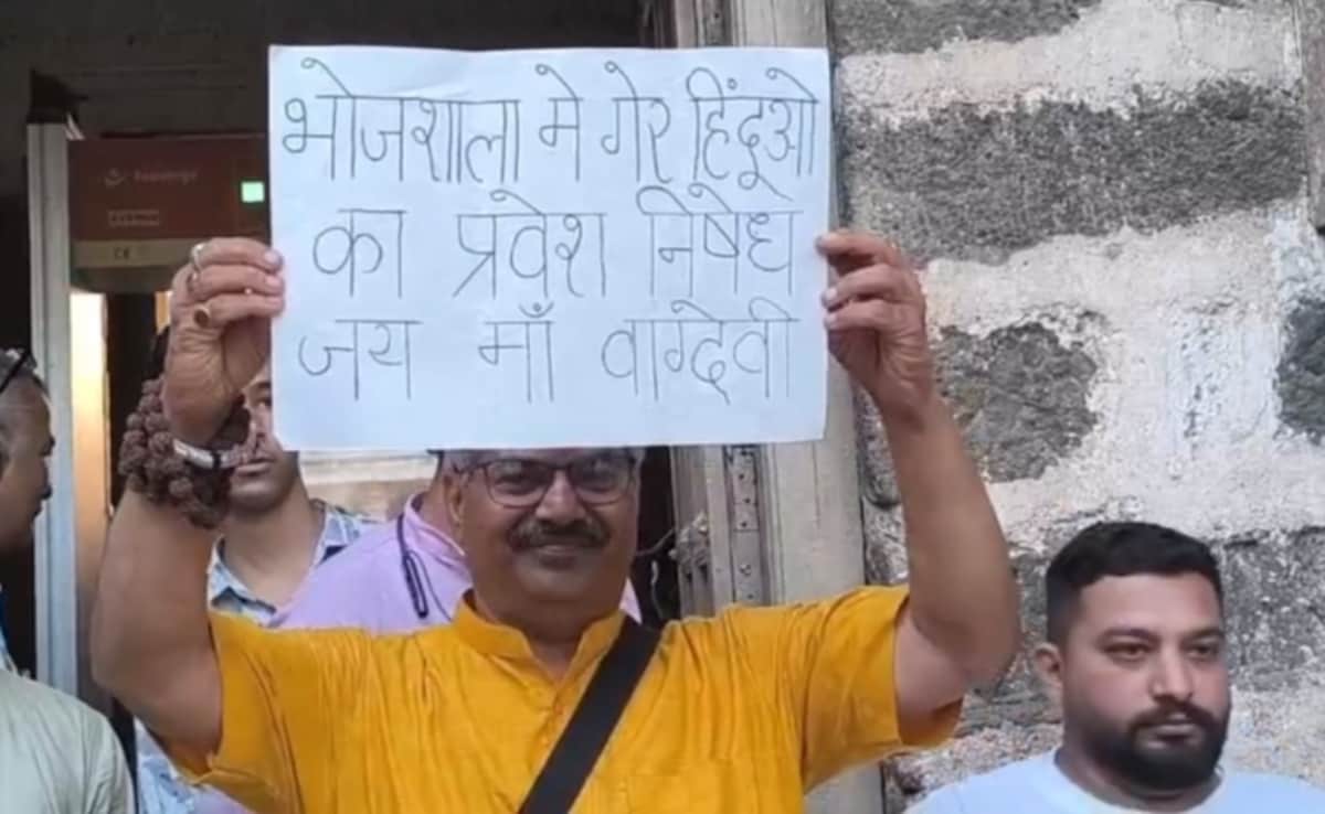 भोजशाला के गेट पर लगाया “गैर हिंदुओं का प्रवेश निषेध” लिखा पोस्टर, विवाद की सूचना पर पहुंची पुलिस — WellsTrack