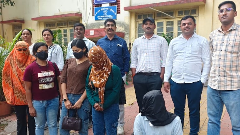 Pune Crime: लॉजची बंद रुम, 4 मुली नको त्या अवस्थेत, छापा टाकताच पोलिसही हादरले, पुण्यात कारवाई