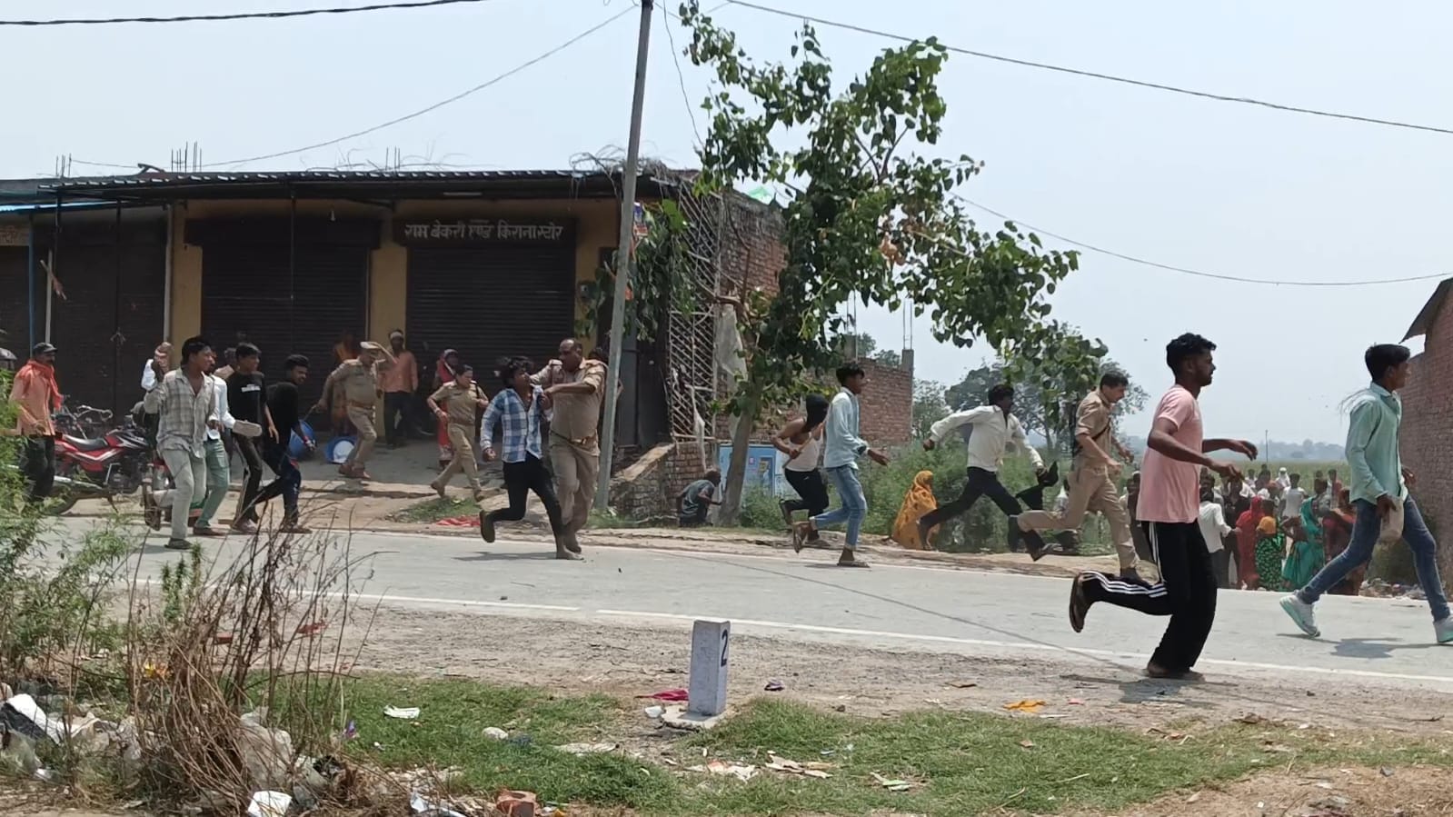 UP Crime News: पथराव करते लोग