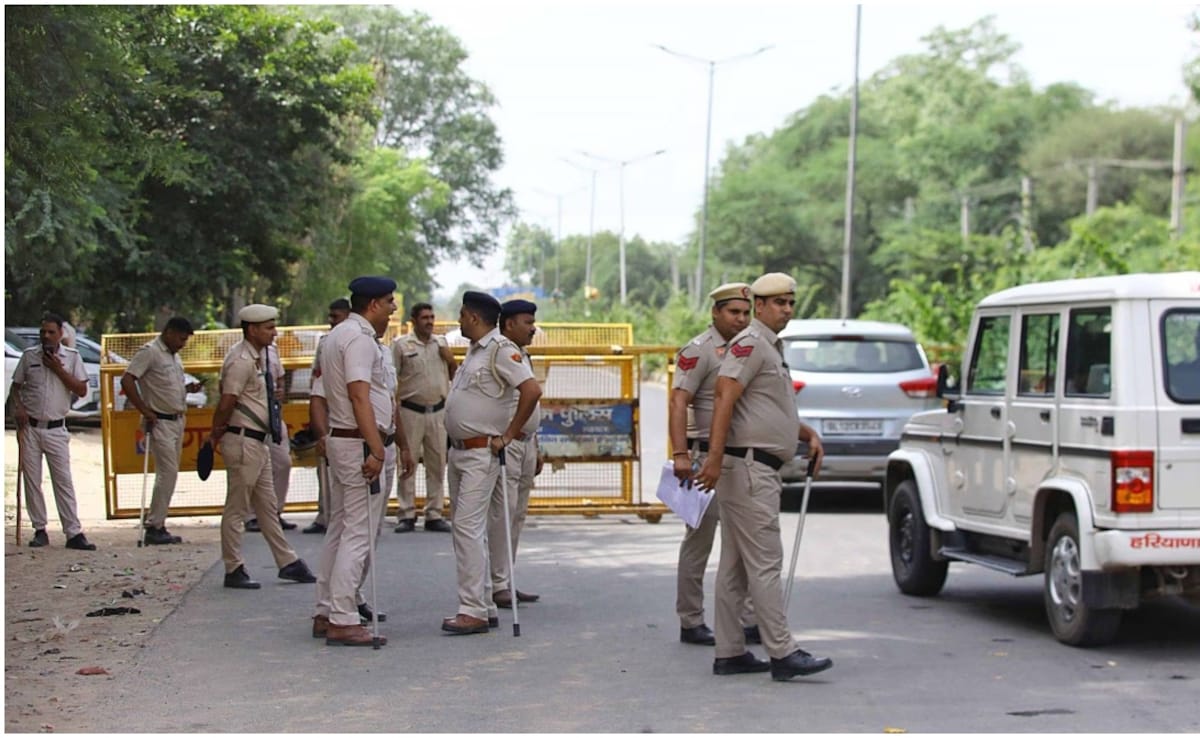 Haryana: नूंह में एनकाउंटर के दौरान पुलिस पर हमला कर इनामी बदमाश छुड़ा ले गई भीड़, जानें आगे क्या हुआ?