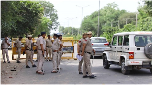 Haryana: नूंह में एनकाउंटर के दौरान पुलिस पर हमला कर इनामी बदमाश छुड़ा ले गई भीड़, जानें आगे क्या हुआ?