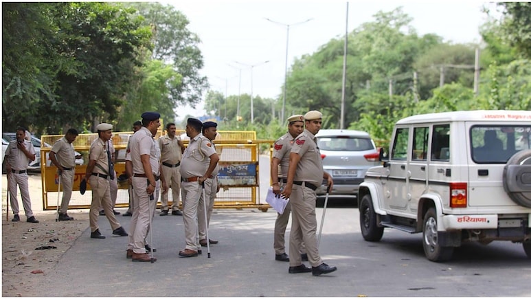 Haryana: नूंह में एनकाउंटर के दौरान पुलिस पर हमला कर इनामी बदमाश छुड़ा ले गई भीड़, जानें आगे क्या हुआ?