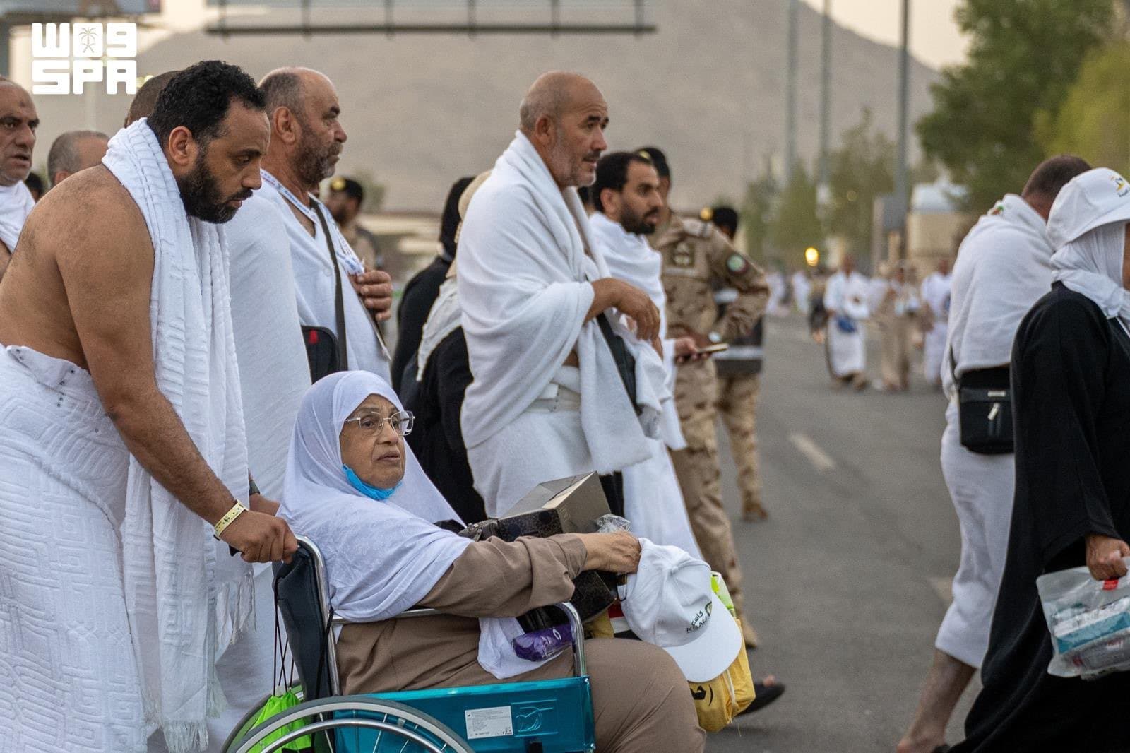 Despite soaring temperatures, pilgrims continued performing Hajj rituals under intense heat, with authorities putting extensive arrangements in place to ensure their safety and comfort.