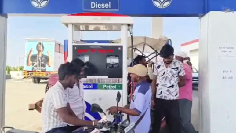 Buldhana News : पंपावरील वाद, हाणामारी अन् गर्दी टाळण्यासाठी नामी शक्कल; पंपचालकाच्या युक्तीने ग्राहक शिस्तीत