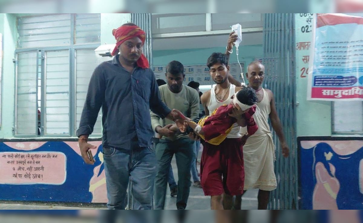 ब‍िहार: हाथ में सलाइन, मरीज को गोद में लेकर एंबुलेंस खोजते रहे परिजन; नहीं मिली तो न‍िजी गाड़ी से ले गए — WellsTrack