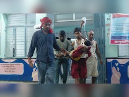 ब&zwj;िहार: हाथ में सलाइन, मरीज को गोद में लेकर एंबुलेंस खोजते रहे परिजन; नहीं मिली तो न&zwj;िजी गाड़ी से ले गए