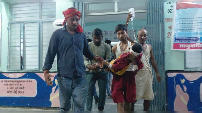 ब&zwj;िहार: हाथ में सलाइन, मरीज को गोद में लेकर एंबुलेंस खोजते रहे परिजन; नहीं मिली तो न&zwj;िजी गाड़ी से ले गए