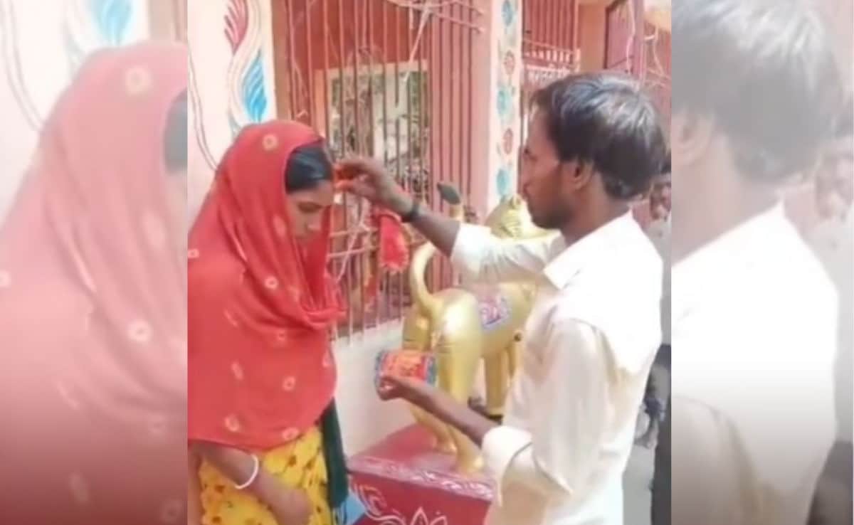 4 बच्चों के पिता ने पत्नी की कराई दोस्त से शादी, पंचायत के सामने दिलाए मंदिर में फेरे