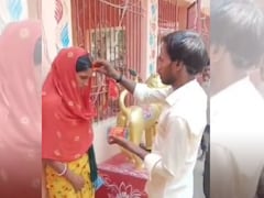 4 बच्चों के पिता ने पत्नी की कराई दोस्त से शादी, पंचायत के सामने दिलाए मंदिर में फेरे