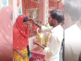 4 बच्चों के पिता ने पत्नी की कराई दोस्त से शादी, पंचायत के सामने दिलाए मंदिर में फेरे