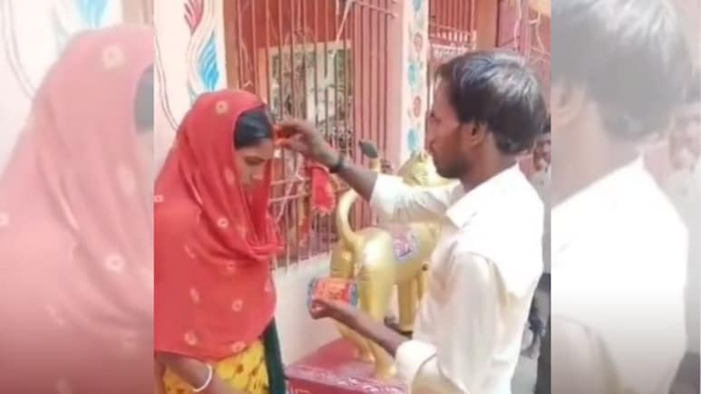 4 बच्चों के पिता ने पत्नी की कराई दोस्त से शादी, पंचायत के सामने दिलाए मंदिर में फेरे