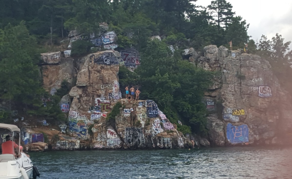 Georgia University Student Jumps Off Popular Cliff To Celebrate Graduation, Dies