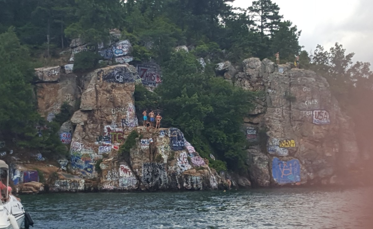 Georgia University Student Jumps Off Popular Cliff To Celebrate Graduation, Dies
