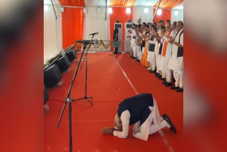 Modi Hand Folded Video: PM Narendra Modi Bows Down With Folded Hands To Public At ...