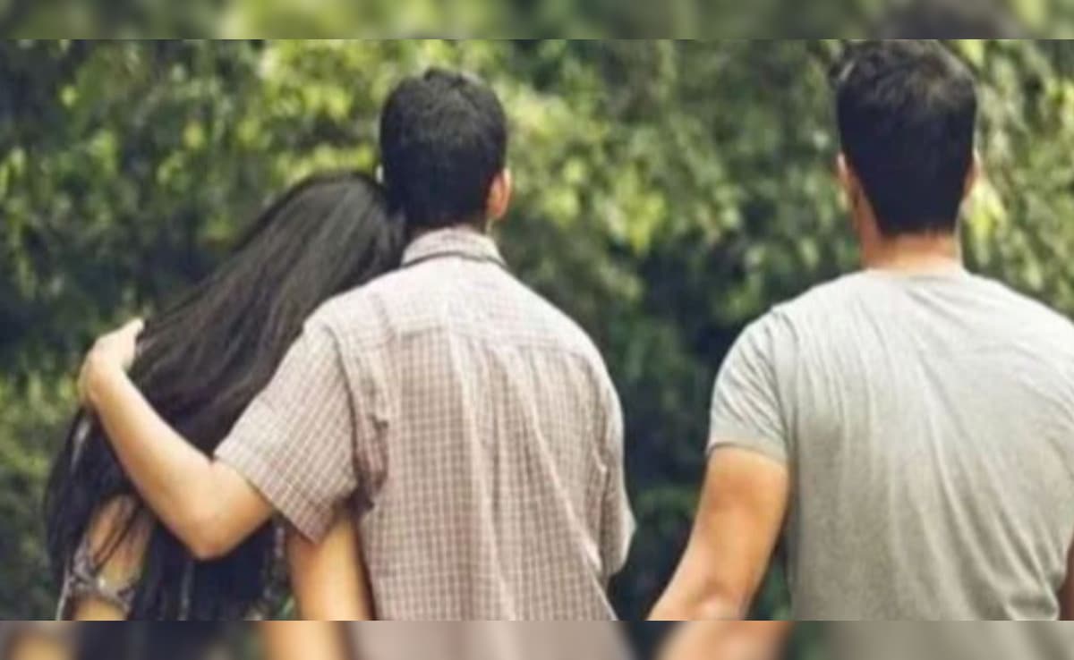 खून और जमीन बेचकर पत्‍नी को पढ़ाया, सरकारी टीचर बनते ही पत‍ि-बेटे को छोड़ प्रेमी संग रहने लगी