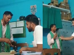 जाति पूछकर यात्री को टिकट के लिए पिटने का वीडियो वायरल, TTE को सस्पेंड कर हो रही इंक्वायरी