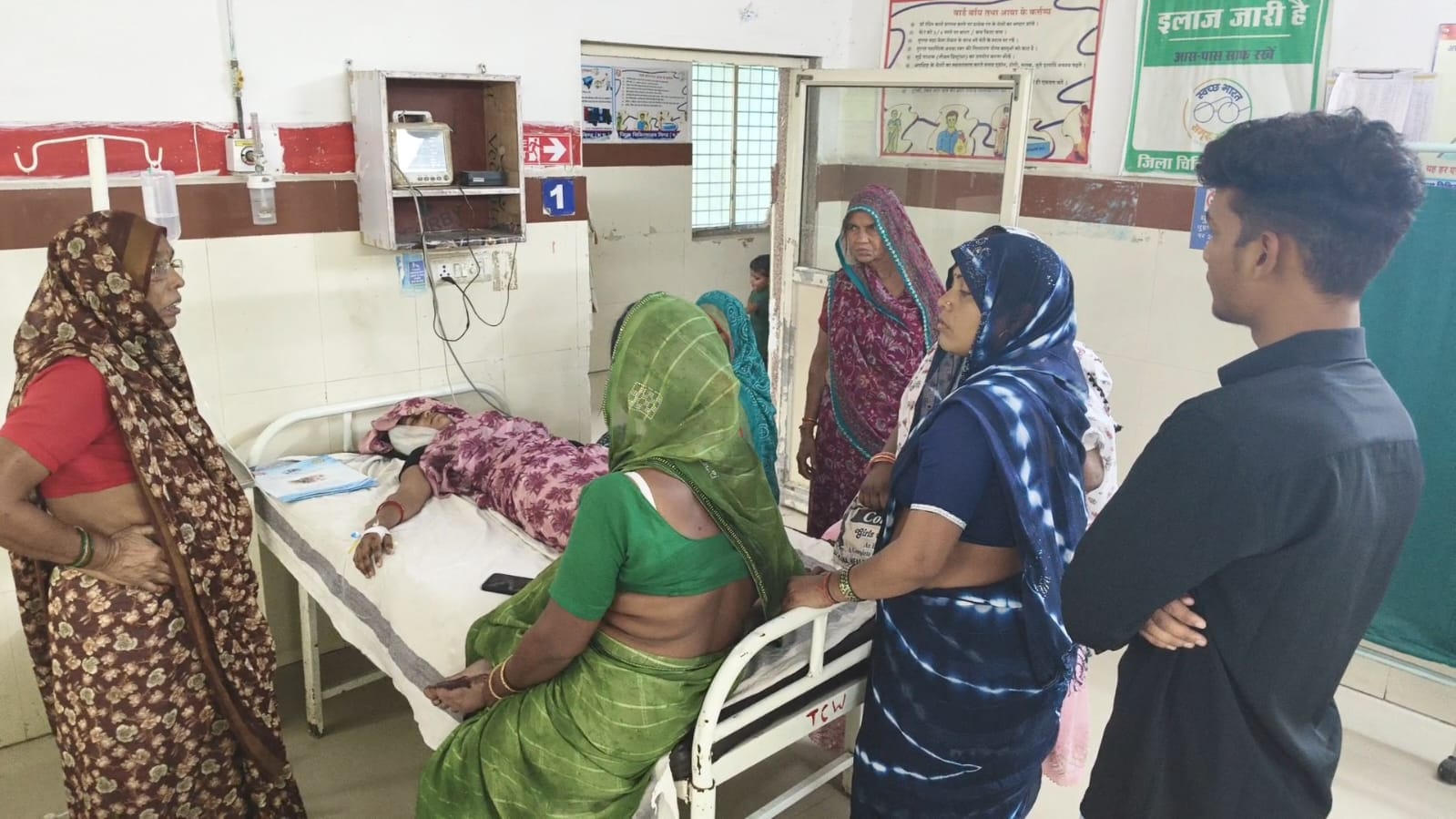 Bhind District Hospital Roof Collapse: घायल महिलाओं का चल रहा इलाज. Bhind District Hospital Roof Collapse: घायल महिलाओं का चल रहा इलाज.