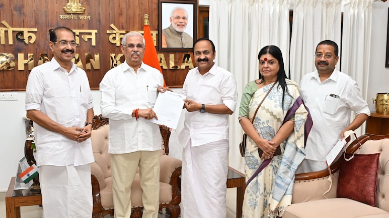केरलम के भावी CM सतीशन राज्यपाल से मिले, सरकार बनाने का दावा किया पेश: सूत्र