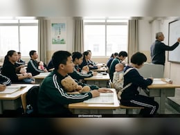 चीन के स्कूल का अजीब 'पैरेंटिंग टेस्ट' वायरल, शरारती छात्रों को पूरे हफ्ते उठानी पड़ी 'बेबी डॉल', जानें पूरा मामला