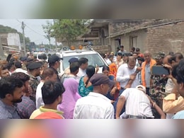 ब&zwj;िहार: सड़क की न&zwj;िरीक्षण करने पहुंची DM को व&zwj;िधायक ने रोका, वापस लौटते समय गाड़ी के सामने लेट गए ग्रामीण