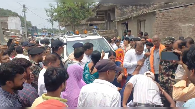 ब&zwj;िहार: सड़क की न&zwj;िरीक्षण करने पहुंची DM को व&zwj;िधायक ने रोका, वापस लौटते समय गाड़ी के सामने लेट गए ग्रामीण