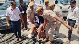 NEET UG 2026: एग्जाम से कुछ ही दिन पहले हुआ एक्सीडेंट, पुलिस ने व्हीलचेयर पर छात्र को पहुंचाया एग्जाम हॉल