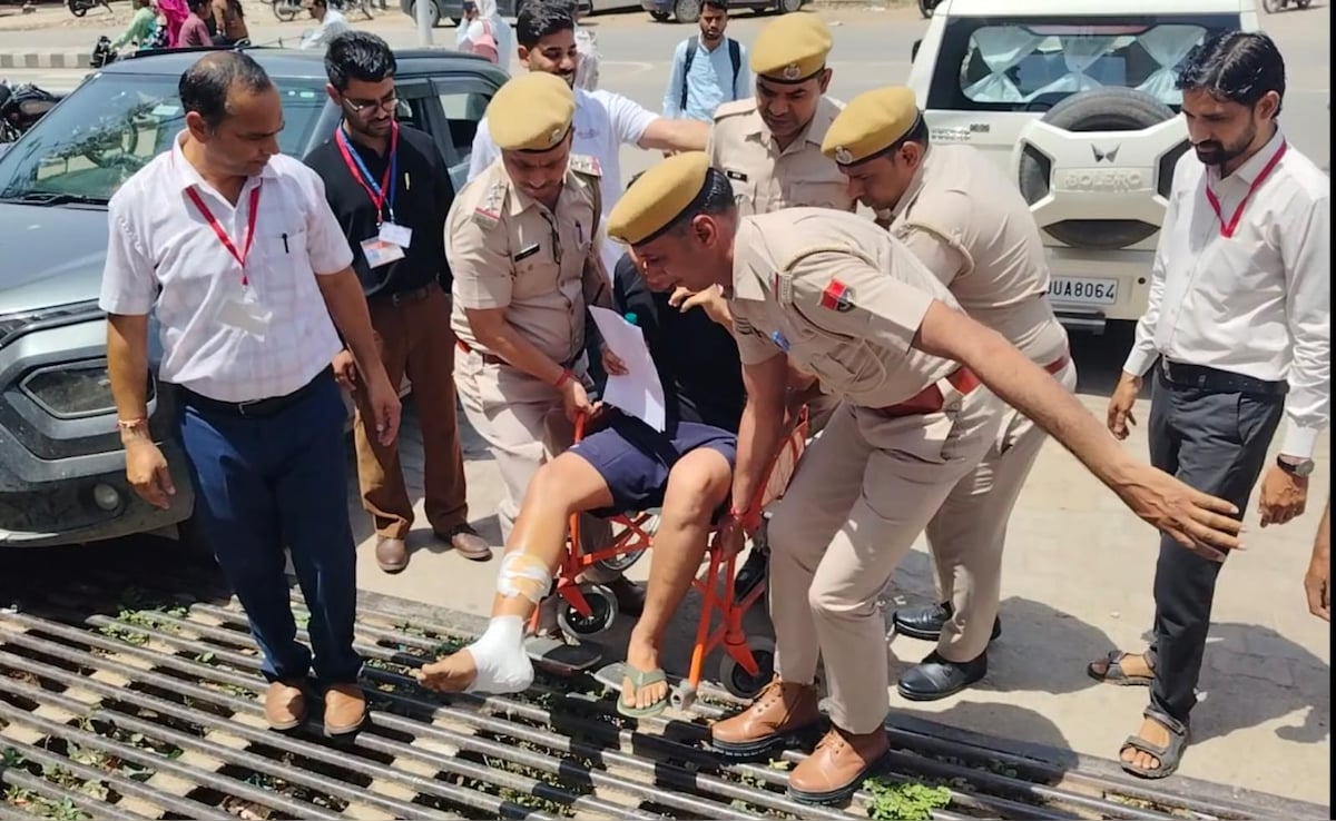 NEET UG 2026: एग्जाम से कुछ ही दिन पहले हुआ एक्सीडेंट, पुलिस ने व्हीलचेयर उठाकर छात्र को पहुंचाया एग्जाम हॉल