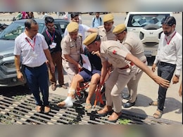 NEET UG 2026: एग्जाम से कुछ ही दिन पहले हुआ एक्सीडेंट, पुलिस ने व्हीलचेयर पर छात्र को पहुंचाया एग्जाम हॉल