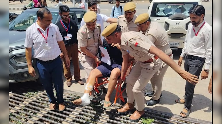 NEET UG 2026: एग्जाम से कुछ ही दिन पहले हुआ एक्सीडेंट, पुलिस ने व्हीलचेयर पर छात्र को पहुंचाया एग्जाम हॉल