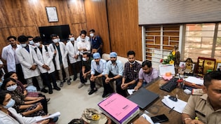 9 दिन की बच्ची को चढ़ा दिया 12 यूनिट ब्लड; मेडिकल कॉलेज विदिशा में बवाल, बच्ची की मौत पर डॉक्टरों से झड़प