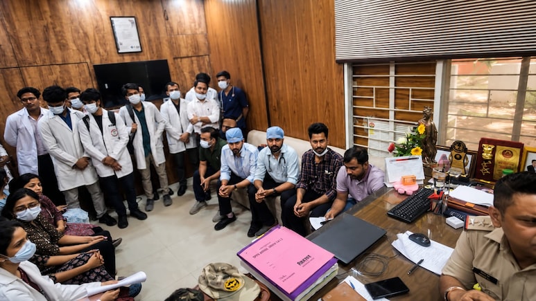 9 दिन की बच्ची को चढ़ा दिया 12 यूनिट ब्लड; मेडिकल कॉलेज विदिशा में बवाल, बच्ची की मौत पर डॉक्टरों से झड़प
