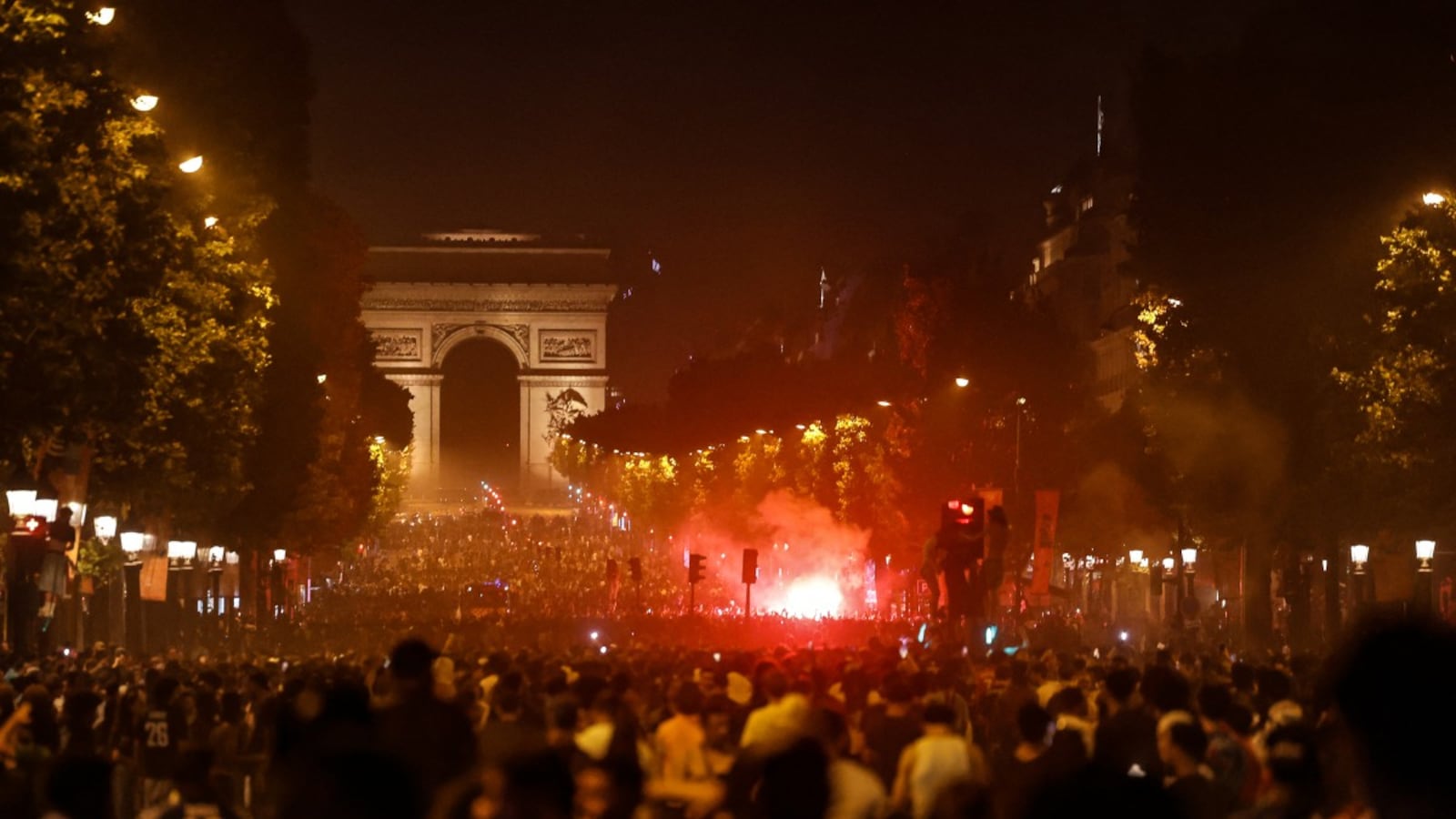 PSGs UEFA Champions League Win Celebrations Spark Violent Clashes In Paris - Video