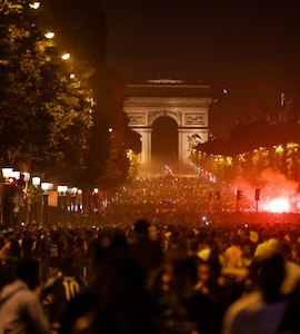 PSGs UEFA Champions League Win Celebrations Spark Violent Clashes In Paris - Video