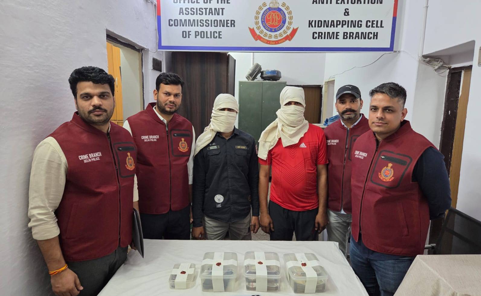 दिल्ली में हथियार के बल पर 5 लाख की लूट और फायरिंग, पुलिस ने दो आरोपियों को सलाखों के पीछे भेजा