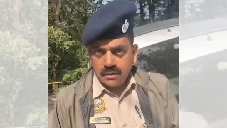 शिमला में VVIP मूवमेंट के दौरान टैक्सी ड्राइवर को लात मारने पर बड़ा एक्शन, आरोपी पुलिस ASI सस्पेंड&nbsp;