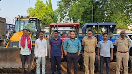 Nagpur News: नायब तहसीलदारांची धाडसी कारवाई, धावत्या JCBला लटकले, 3 किमी पाठलाग अन्...
