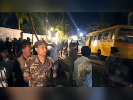 पलामू: NEET परीक्षा में बड़ी चूक! हिंदी की जगह मिला अंग्रेजी पेपर, NTA की लापरवाही पर फूटा छात्रों का गुस्सा