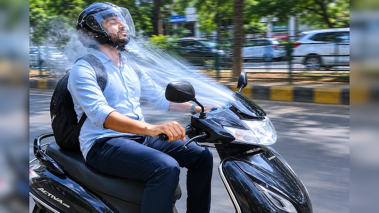 स्कूटी बनी चलती-फिरती AC, गर्मी से बचने के लिए शख्स ने लगाया ऐसा तगड़ा जुगाड़, धड़ल्ले से वायरल हुआ VIDEO